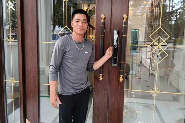 KHÓA VÂN TAY SIKER KTS112 CHO CỬA THỦY LỰC MÀU VÂN GỖ  